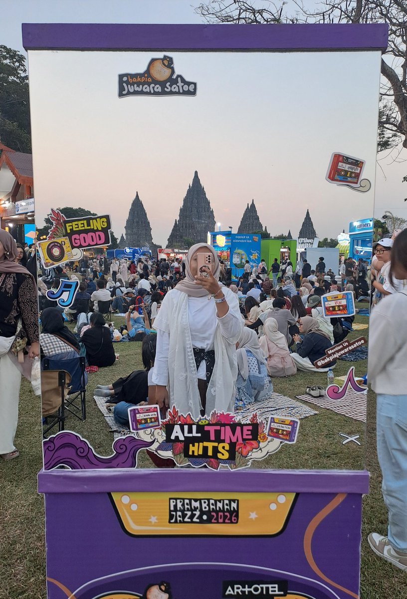 lailatulkhs's tweet photo. First time ke Prambanan Jazz. Day 2 seperti yg dibilang orang², emang se-rame itu. Tp tetep happy, duduk² di tiker, enjoy the vibes sambil sing a long sama Kahitna dan NIKI. Haruskan tahun depan beli 3 day pass?? https://t.co/OVx5QD6sBd