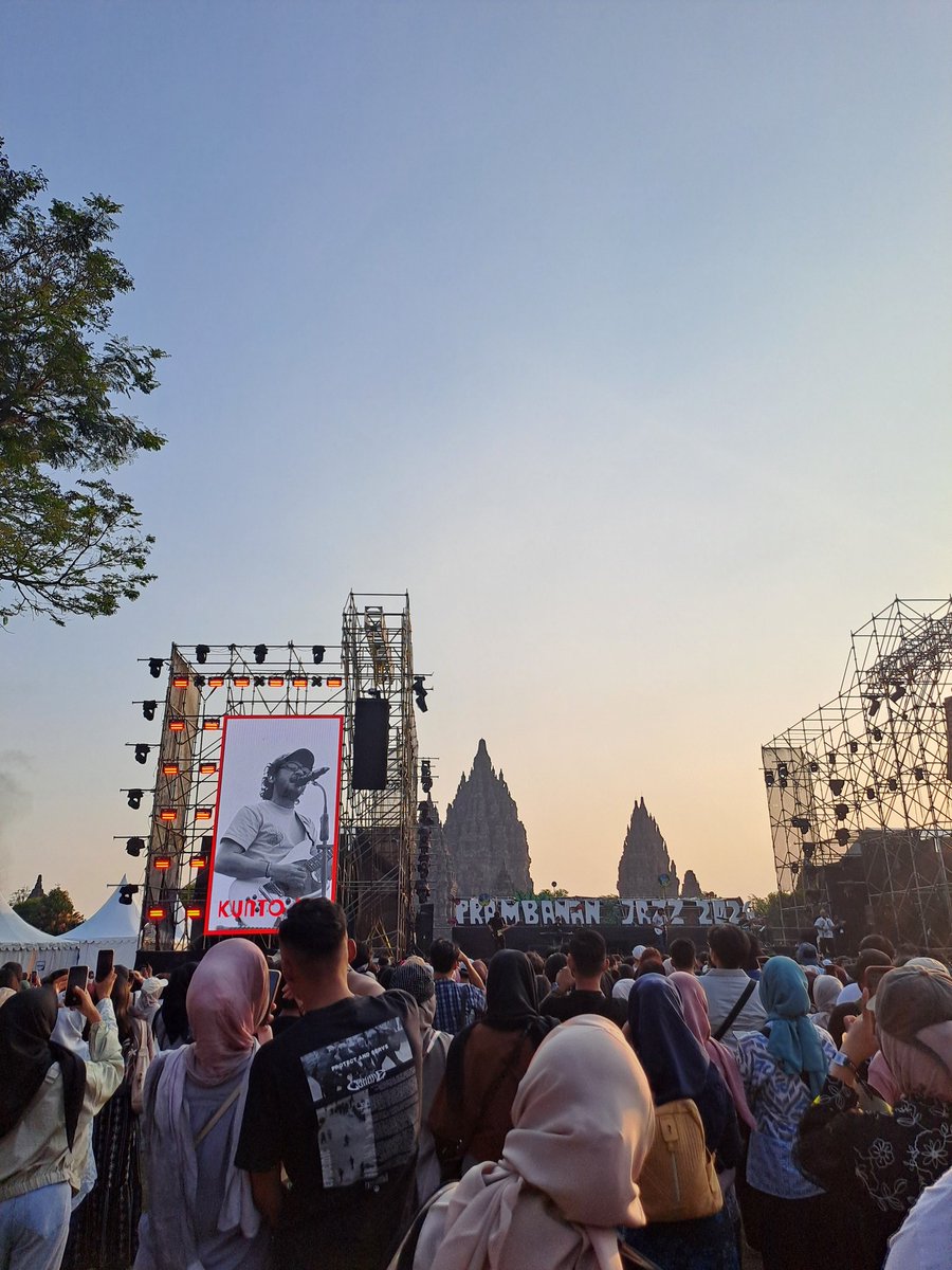 lailatulkhs's tweet photo. First time ke Prambanan Jazz. Day 2 seperti yg dibilang orang², emang se-rame itu. Tp tetep happy, duduk² di tiker, enjoy the vibes sambil sing a long sama Kahitna dan NIKI. Haruskan tahun depan beli 3 day pass?? https://t.co/OVx5QD6sBd