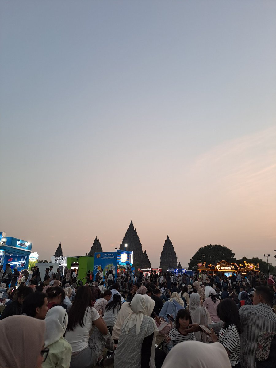 lailatulkhs's tweet photo. First time ke Prambanan Jazz. Day 2 seperti yg dibilang orang², emang se-rame itu. Tp tetep happy, duduk² di tiker, enjoy the vibes sambil sing a long sama Kahitna dan NIKI. Haruskan tahun depan beli 3 day pass?? https://t.co/OVx5QD6sBd