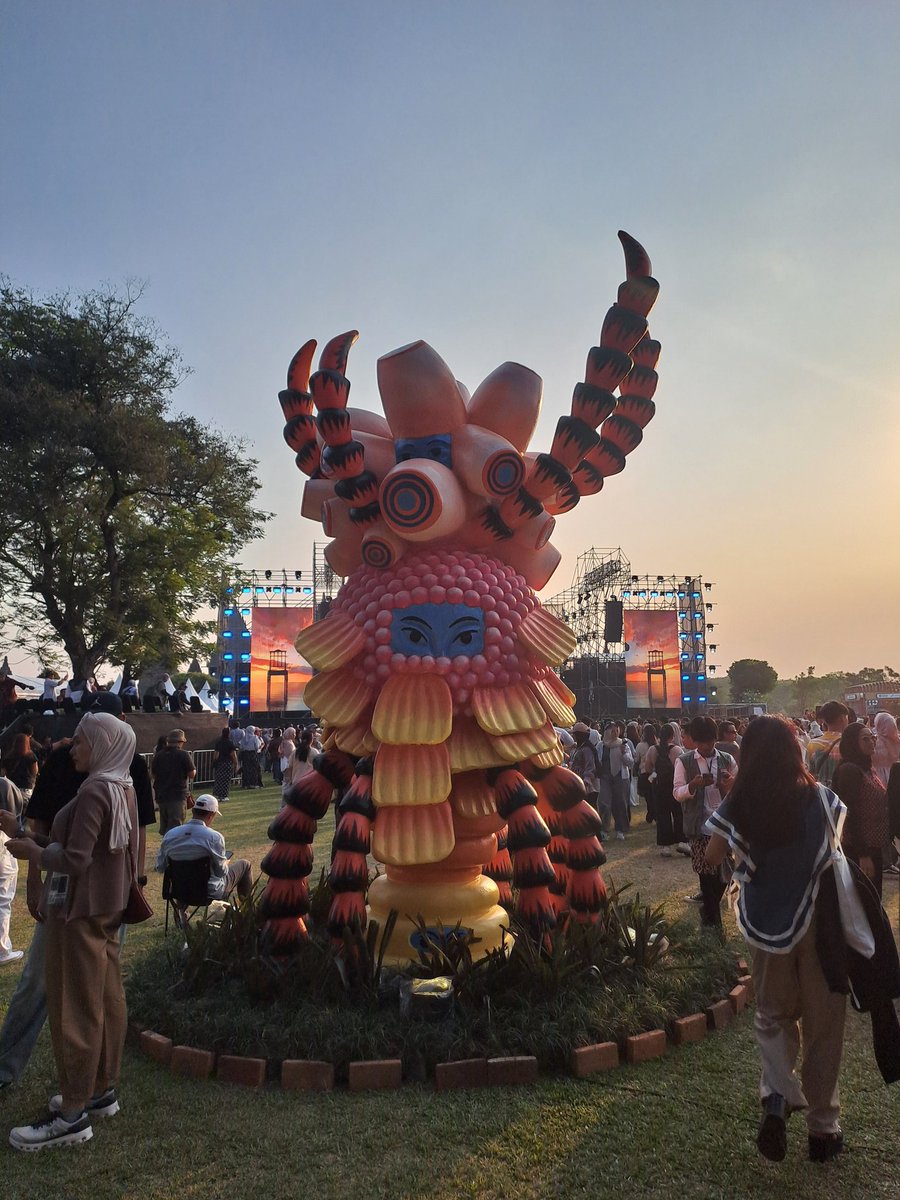 lailatulkhs's tweet photo. First time ke Prambanan Jazz. Day 2 seperti yg dibilang orang², emang se-rame itu. Tp tetep happy, duduk² di tiker, enjoy the vibes sambil sing a long sama Kahitna dan NIKI. Haruskan tahun depan beli 3 day pass?? https://t.co/OVx5QD6sBd