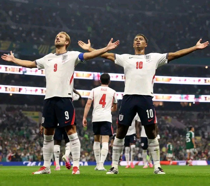 FutbolBolivia_'s tweet photo. INGLATERRA ESTÁ EN CUARTOS AL ELIMINAR AL LOCAL 

MÉXICO 🇲🇽 2x3  INGLATERRA 🏴󠁧󠁢󠁥󠁮󠁧󠁿 

⚽Jude Bellingham X2 y Harry Kane (ING)

⚽ Julián Quiñones y Raúl Jiménez (MEX)

🏆MUNDIAL 2026 https://t.co/E96QkbTjlD
