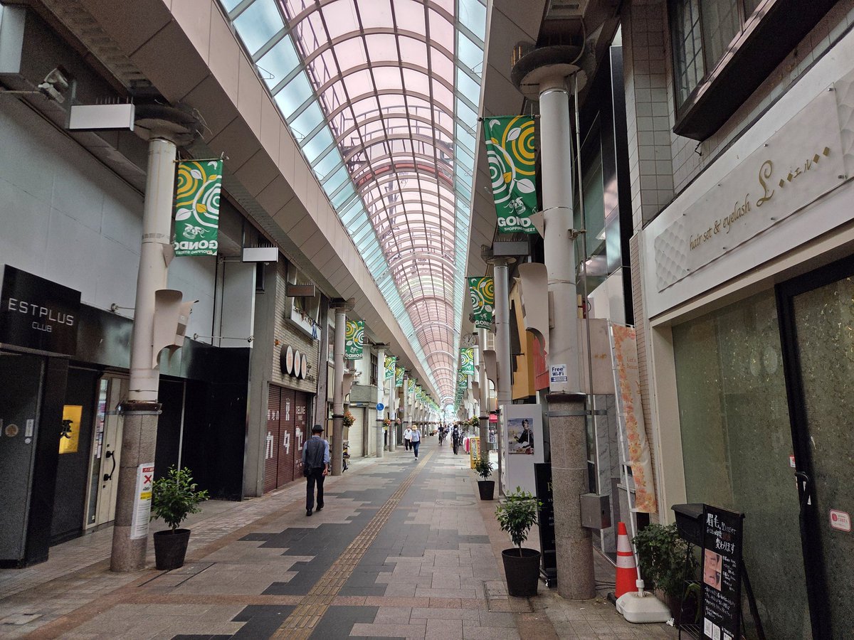 jkm0263's tweet photo. 権堂商店街のアーケード街、新旧いろんなお店が立ち並んでて、おもしろい、この映画館も味がありますね。
#どこかへビューン https://t.co/8tXETjNx0U