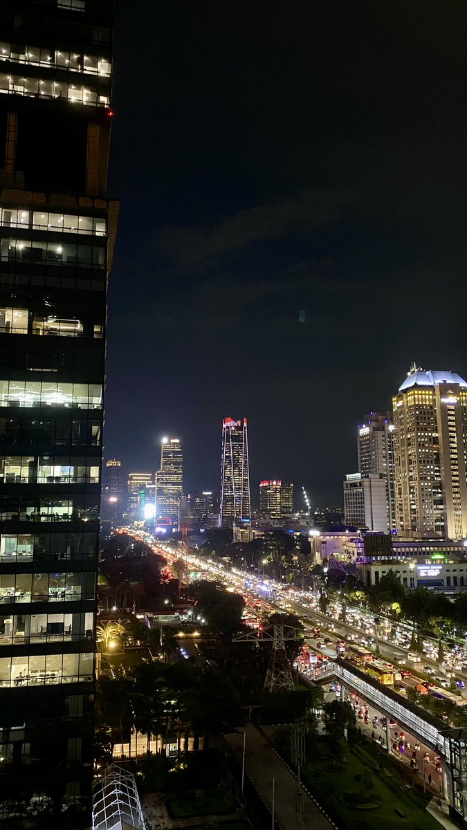 Daffitoo's tweet photo. Jakarta klo lagi Males, punya Spot Citylight yg Bagus, 
Ini Gedung punya swasta, beda cerita klo pemerintah yg kelola 🙃 https://t.co/e1xm5fPOgw