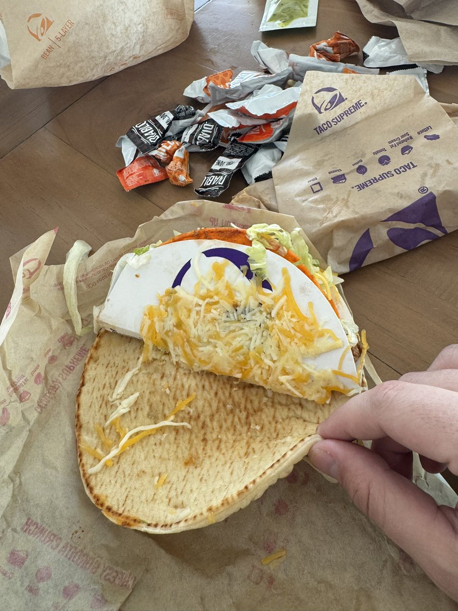 sdanecarlson's tweet photo. Hey @tacobell can you explain this one? https://t.co/OStGIYQEEZ
