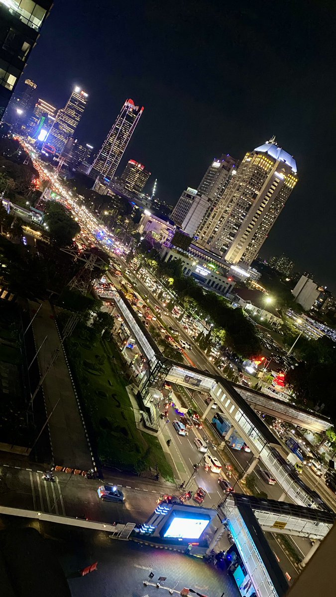 Daffitoo's tweet photo. Jakarta klo lagi Males, punya Spot Citylight yg Bagus, 
Ini Gedung punya swasta, beda cerita klo pemerintah yg kelola 🙃 https://t.co/e1xm5fPOgw