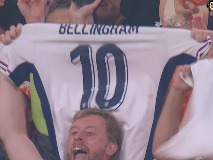 MADRlDISTAS's tweet photo. Enquanto toca Wonderwall, o torcedor inglês exibe a camisa do Bellingham.

A frase ''You're gonna be the one that saves me'' da música é toda sua hoje, Jude.

Protagonista da Inglaterra. https://t.co/QlnxkltrzW