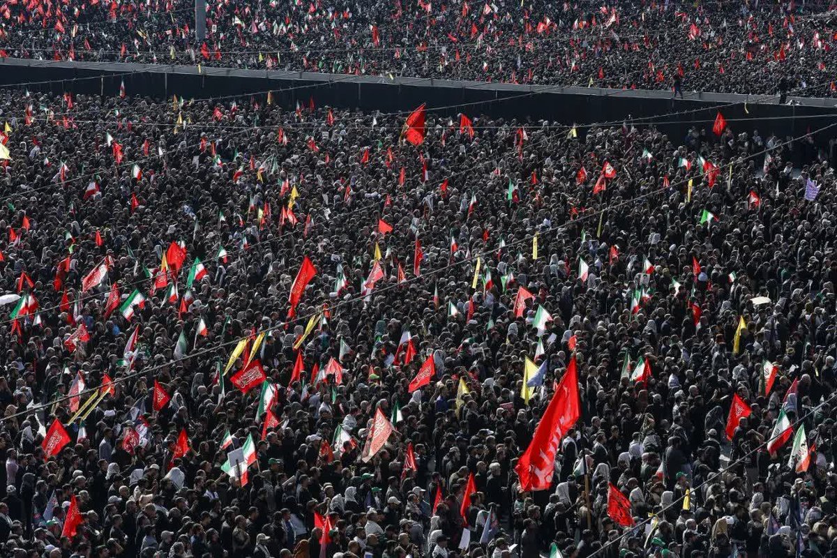 delanMontazer's tweet photo. #حی_علی_العزا
دیروز دیدم؛ انسان‌هایی با فرهنگ‌ها، پوشش‌ها و گویش‌های متفاوت، اشک‌ریزان برای وداع آمده بودند. آنجا فهمیدم که شما فقط پدر فرزندان خود نبودید؛ پدر دل‌های بسیاری بودید. https://t.co/VCiXQZvIoG