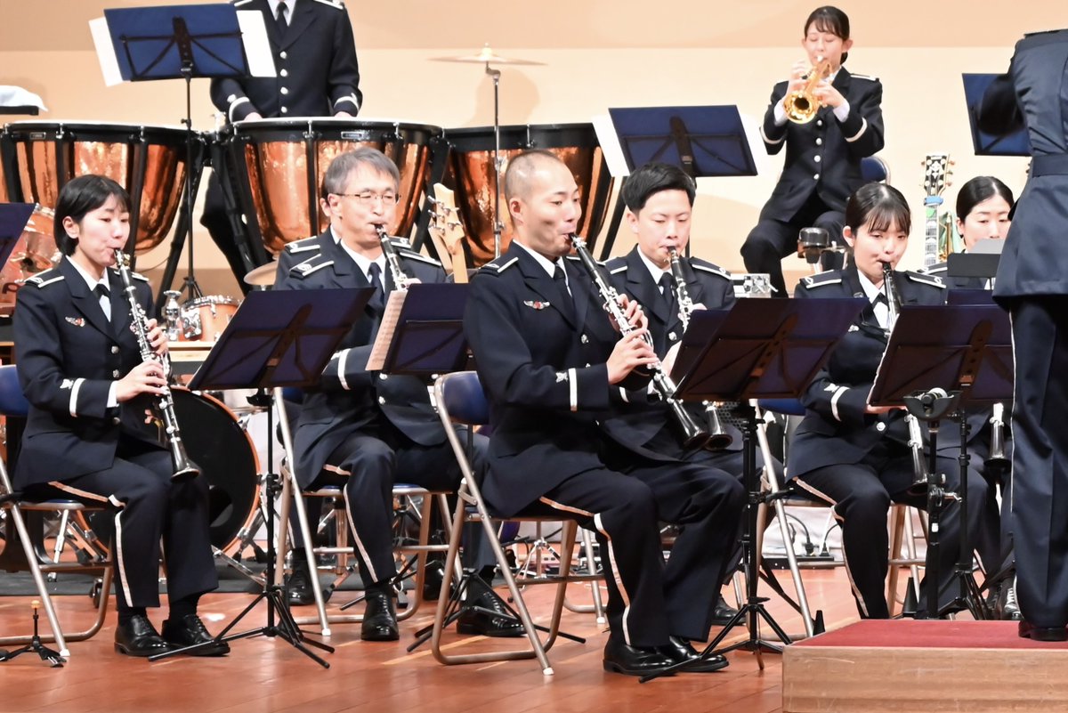 jasdf_cab's tweet photo. 6月14日(日)
#高島 演奏会

お〜〜〜っきな湖の近くで演奏会🎶
#琵琶湖 って言うんラネ〜🤔✨

心なしかみんなの演奏も
のびのびしてたかも、、、ラネっ🌈🌈

#ナカソラネ
#吹奏楽
#福田洋介
#美空ひばり https://t.co/Haur1Ngsax