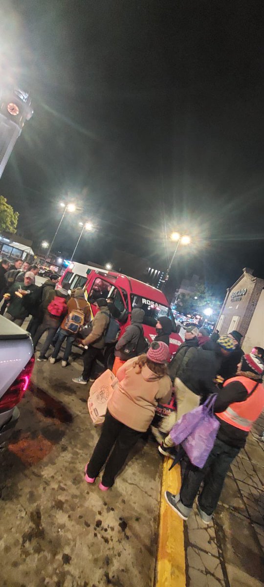 BombVolRosario's tweet photo. Hoy, nuevamente acompañamos a @CaritasAR Rosario junto con @protcivilstafe en la entrega de frazadas y alimento a vecinos de nuestra Ciudad.
#NuestraComunidad
#NuestroCompromiso
#BomberosRosario
#NosNecesitamos https://t.co/we5A5dtiHc