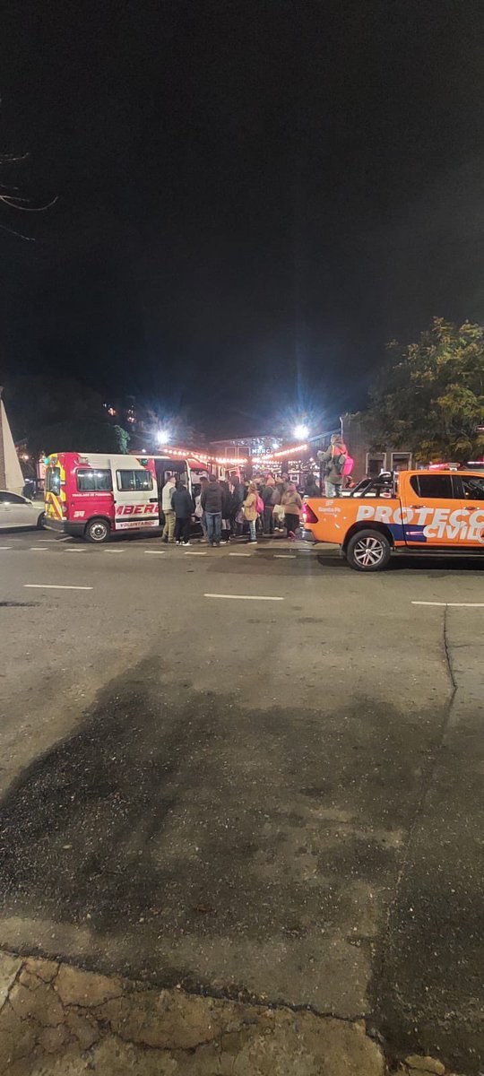 BombVolRosario's tweet photo. Hoy, nuevamente acompañamos a @CaritasAR Rosario junto con @protcivilstafe en la entrega de frazadas y alimento a vecinos de nuestra Ciudad.
#NuestraComunidad
#NuestroCompromiso
#BomberosRosario
#NosNecesitamos https://t.co/we5A5dtiHc