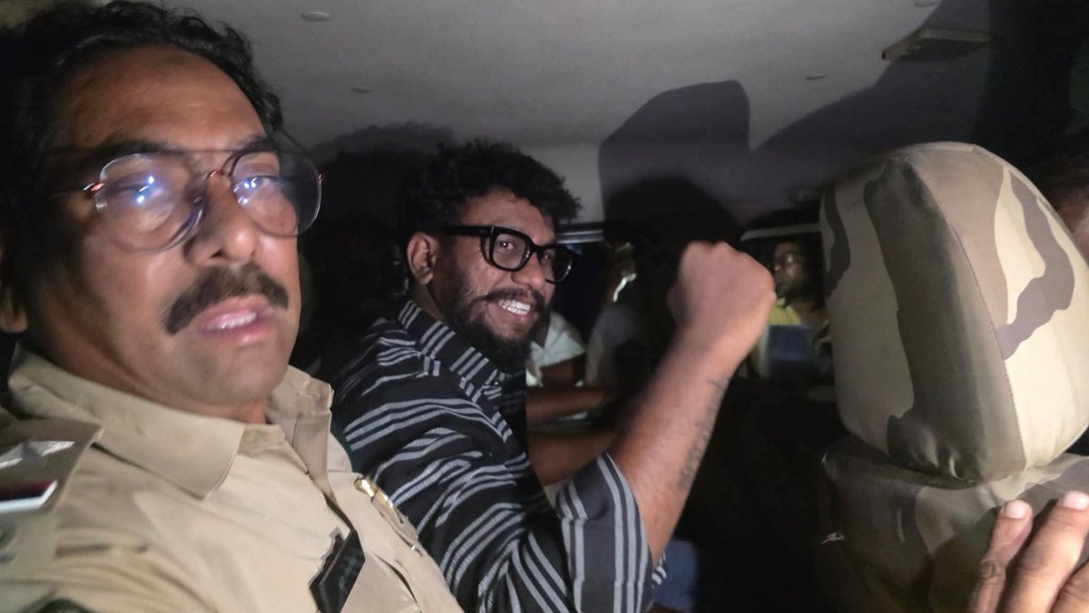9iUnfiltered's tweet photo. మొన్న విజయవాడ పోలీస్ స్టేషన్‌లో ఆ ఘటన జరగకపోయి ఉంటే, ఈ చిరునవ్వు ఉండేది కాదు……… https://t.co/fh9MMgBkvq