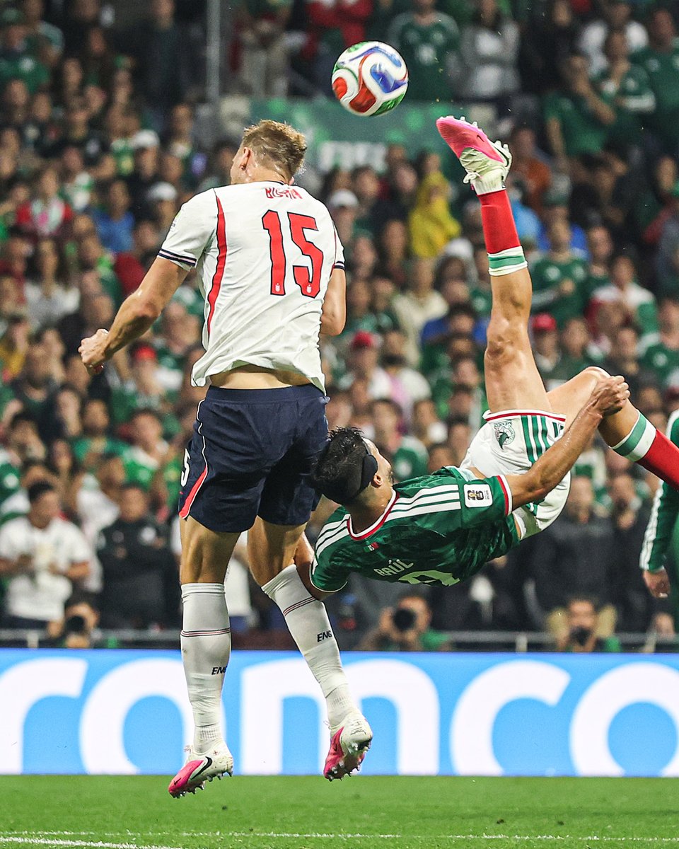 footballontnt's tweet photo. Dan Burn made 8 defensive contributions against Mexico after subbing on late. Used to playing at altitude 🏔️👏 https://t.co/4O0kSO5Y1q