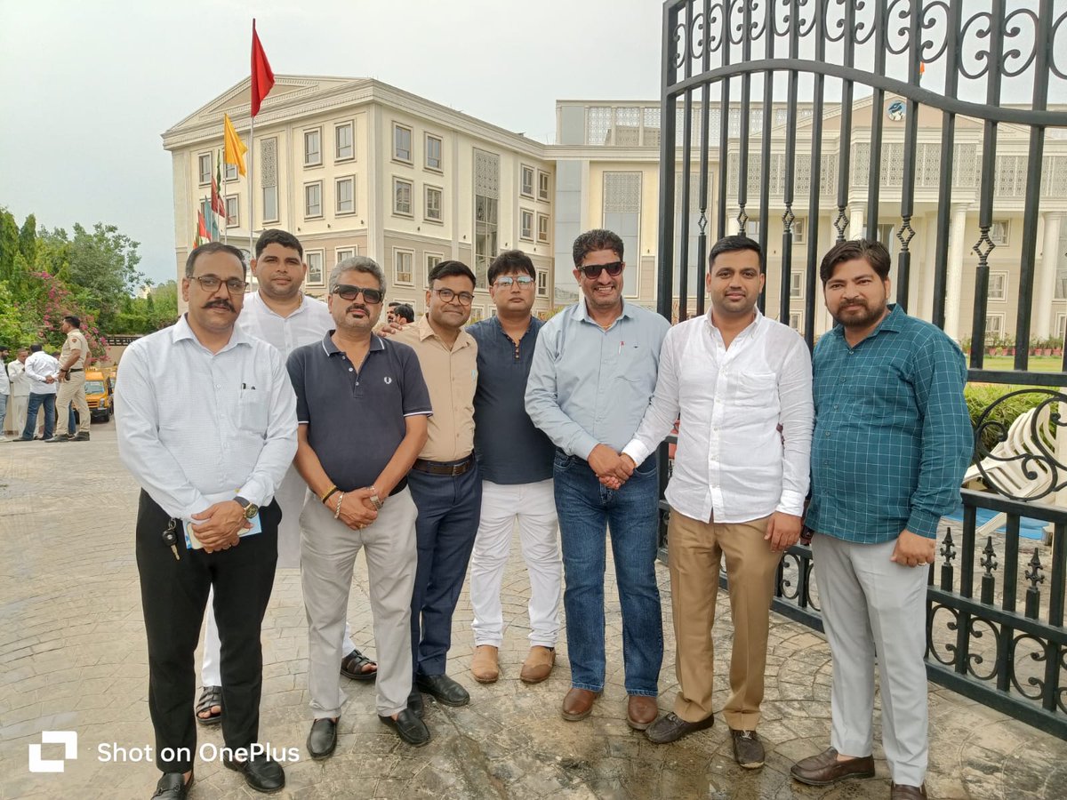 Narayanbjp123's tweet photo. सर्व समाज गुरुग्राम द्वारा आयोजित महिला आयोग की नवनियुक्त चेयरपर्सन बड़ी बहन @bjp_priyadarshi जी के अभिनंदन समारोह मे शिरकत कर मंगलकामनाये प्रेषित की! 

आप हरियाणा की प्रत्येक बहन बेटी के लिए सदैव न्याय की बात करो ऐसी बालाजी महाराज के चरणों मे विनती है !

जय सीताराम https://t.co/2Kl5Mn1rVl