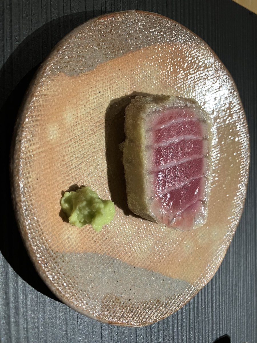 madaQUU's tweet photo. 昨日夫の誕生日だったので天ぷら食べたのだった
穴子の先付けうまうま
のり天の上のムラサキウニもこんな状態いいの最近なかなか食べられないのでありがたや https://t.co/iAIiHNvL9c