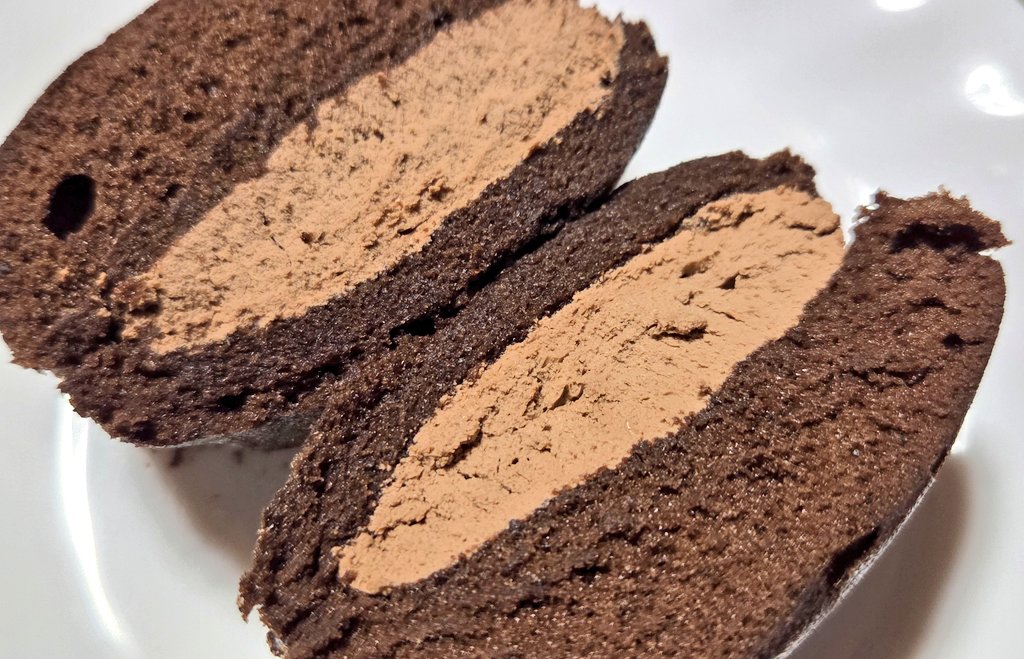 IjMk3m's tweet photo. 【ベルギーチョコ蒸しケーキのチョコクリームサンド】
購入価格107円 320kcal
4.5
生地はふわふわでしっとりして
口溶けがとてもよく
円やかなチョコの甘みで
クリームも比較的マイルドで
ビターな感じはなく甘さ控えめ
上品なチョコの風味で
食べやすく
とても美味しい https://t.co/cMHYsuLkfF