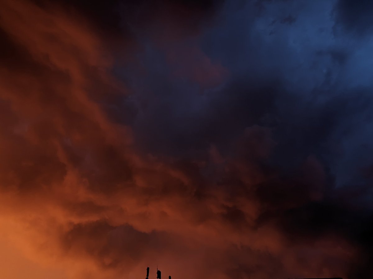 Corn_NCN's tweet photo. The sky had a filter applied to it, and shortly after, a heavy rain began to fall. https://t.co/38rdltJEzU