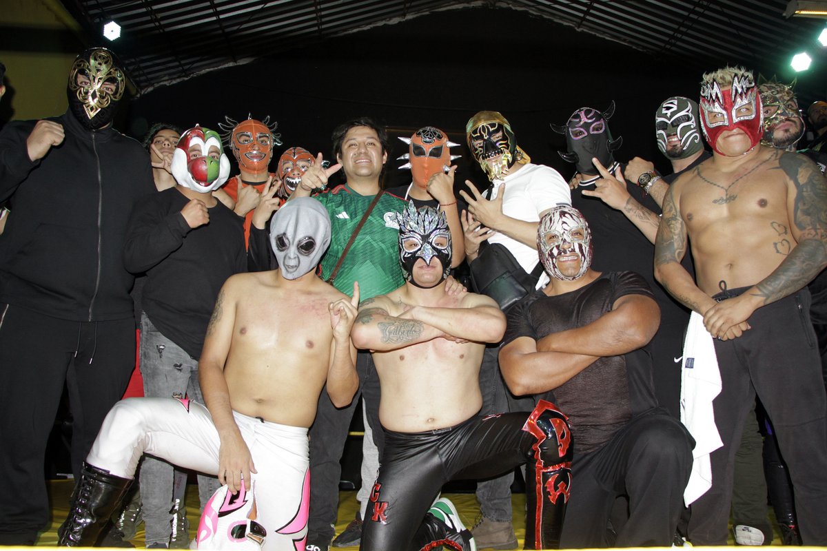 ComedepOficial's tweet photo. Payaso Cocolores, la Calaca, Black Win y Cometa se enfrentaron en lo que fue la lucha súper estrella de la función que presentó el Dr. Odiseo y la DEM Arena en la zona de Tacuba, y donde Black Win (ahora Héroe Dark Falcón) y Cometa (Héroe Marciano) se ganaron su lugar https://t.co/YHZZTCZpnK