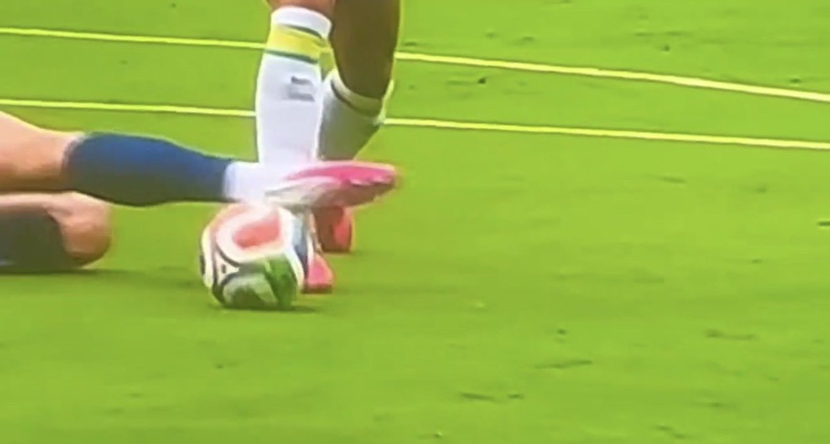 jonahcelona's tweet photo. Norway touches the ball: no VAR, no chip/snickometer, penalty for Brazil. 😂

Matanović touches it with a strand of hair: full FIFA damage control unit deployed, goal overturned.

Using technology only when it is convenient to you. FIFA is the biggest corrupt organization ever https://t.co/5MCvbMjvyz