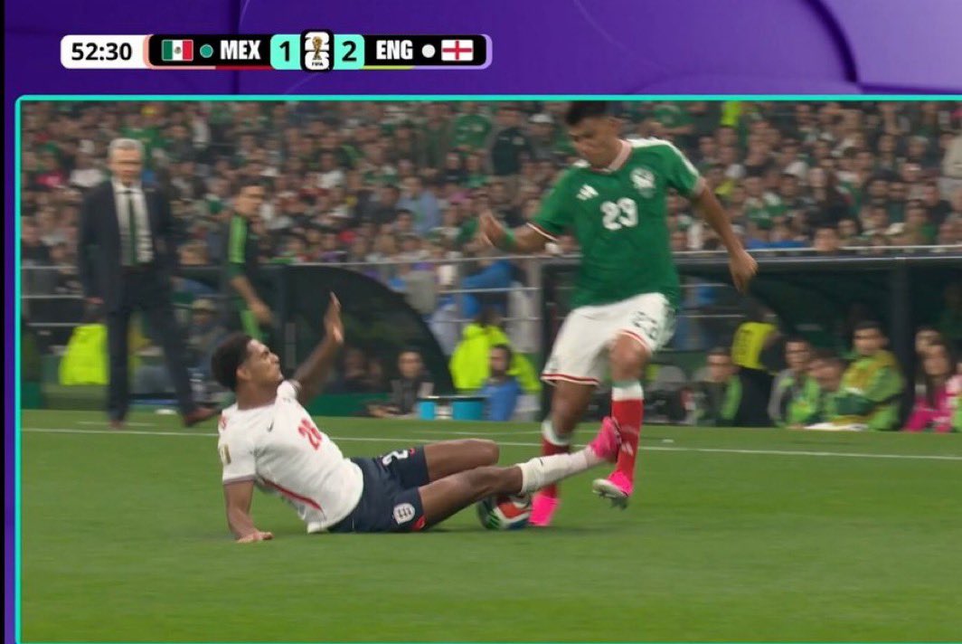 anter259's tweet photo. عندما يفصل قوانين التحكيم على حسب الطلب #كاس_العالم_٢٠٢٦ #México https://t.co/pcMsTz7KVR