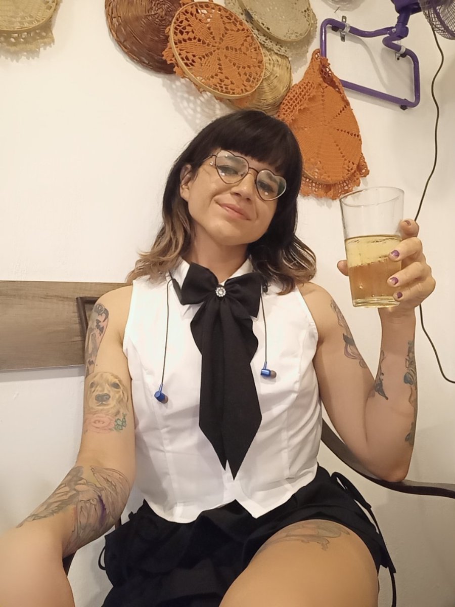 FernydarkMoon's tweet photo. No me gusta el fut bol,pero perdió México y es razón válida para ponerme peda 🥺 https://t.co/VGeFP6suy5