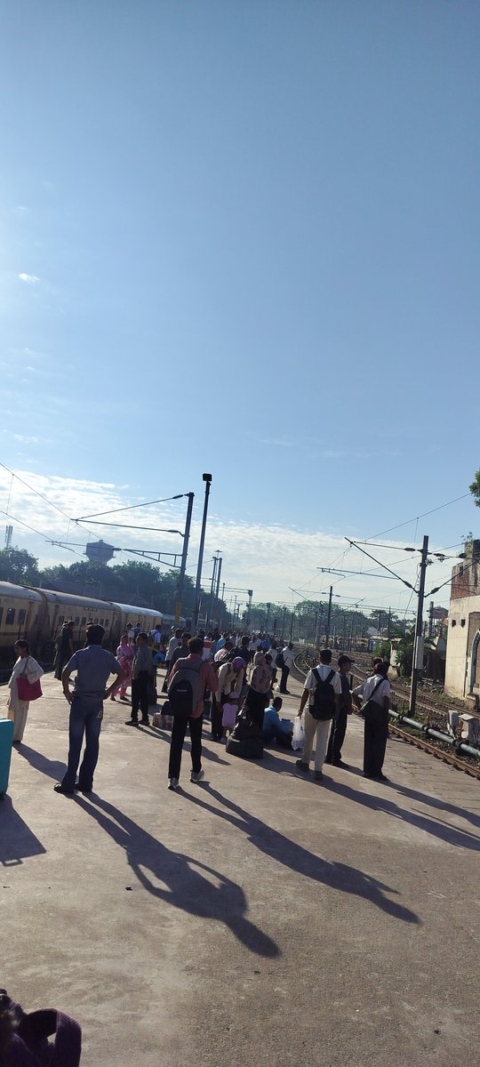skp3009's tweet photo. Too many passengers take intercity trains from platform no.8&amp;9 of NR Lucknow to Varanasi and Prayagraj. But there's very less seating area and shades at platform. Authorities please consider @AshwiniVaishnaw @drm_lko @rajnathsingh @PMOIndia @manishsNBT https://t.co/sy4lLP4O5Z