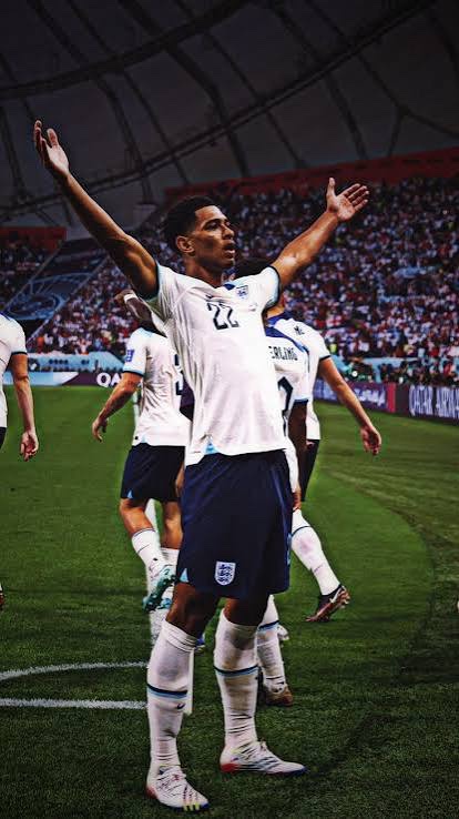 Anibalplkz's tweet photo. Inglaterra con 10 jugadores les metió hasta el fondo a mexico, ni con ayuda del árbitro pudieron a casa perras https://t.co/BBTW7lfLLy