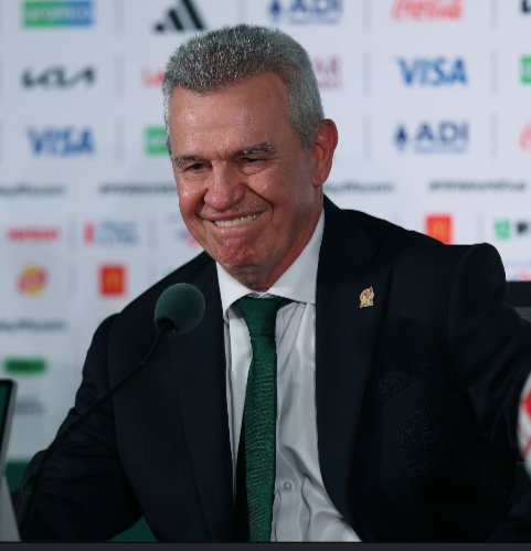 jorgelu5809's tweet photo. ¿ Ahora que chiste se aventó este pendejo en la rueda de prensa ? 

Junto con Bielsa es uno de los más grandes ladrones del fútbol, tramposo y mediocre https://t.co/P7gfmCAoxH