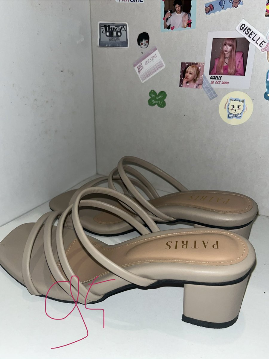 oryanoryz's tweet photo. @jinnieright heels dari patris kak, 1 kali pakai doang buat kelulusan sma https://t.co/oNBlXqKrEF
