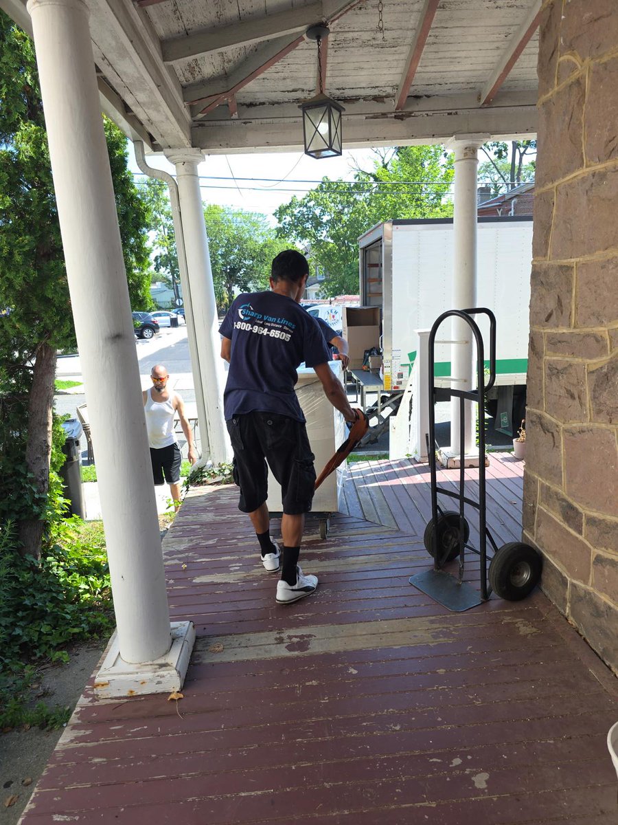 sharpvanlines's tweet photo. That’s how we like to do it: protect first, move smart, and get the job done right. 💪📦
#SharpVanLines #MovingCompany #ProfessionalMovers #ResidentialMoving #FurnitureProtection #PackingAndMoving #LocalMoving #LongDistanceMoving #MovingDay #ReliableMovers https://t.co/tiOIVXt25n