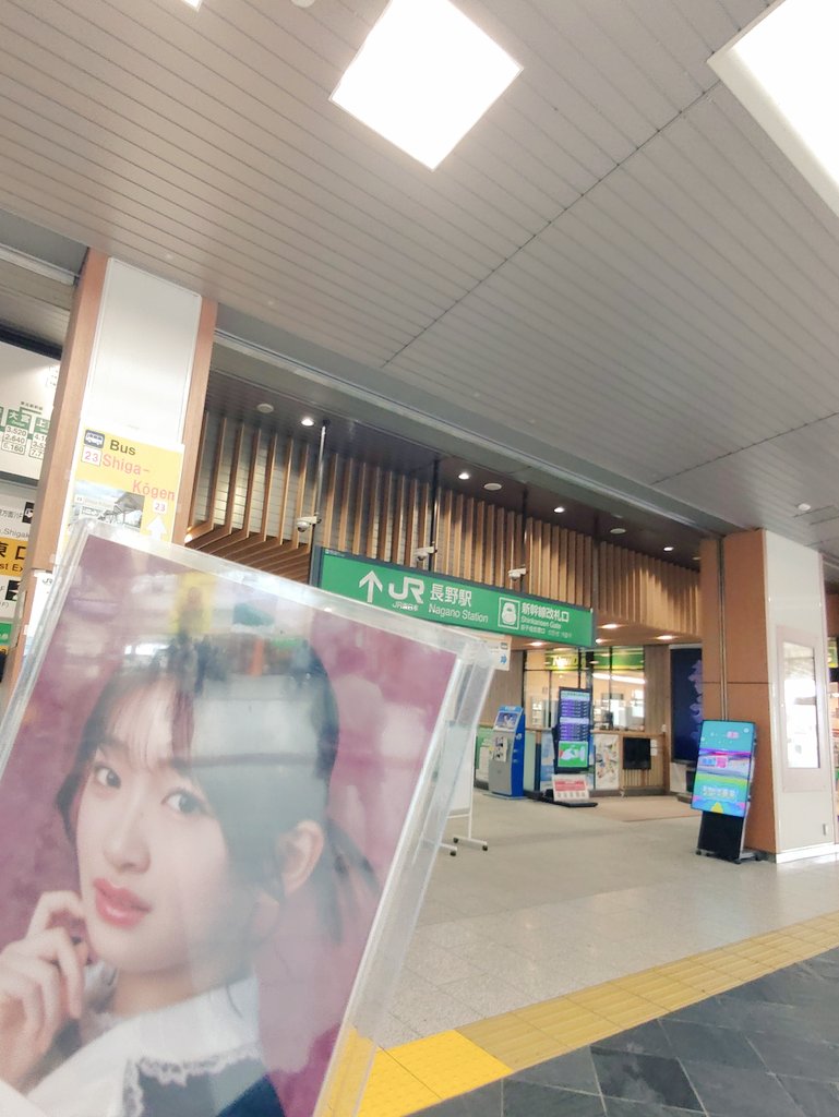 keyakisim46's tweet photo. 長野駅東口からのご案内
①東口の入口。駅内は１本まっすぐの動線なので善光寺口にもすぐ出れます
②東口階段かエスカレーターを上がるとすぐ右手にある新幹線改札を通り過ぎ、構内を直進して階段かエスカレーターを降りると在来線改札のフロアに出ます https://t.co/nL4zLKEWcM