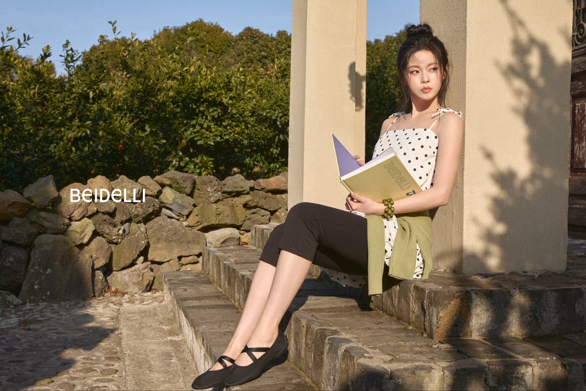 BEIDELLI_JP's tweet photo. 夏の映画のワンシーンのような🌿
日差しが人だったらそれはたぶんギュジンさん..☀️

#ベイデリー #BEIDELLI #ギュジン #KYUJIN https://t.co/OKT4ctNdQp