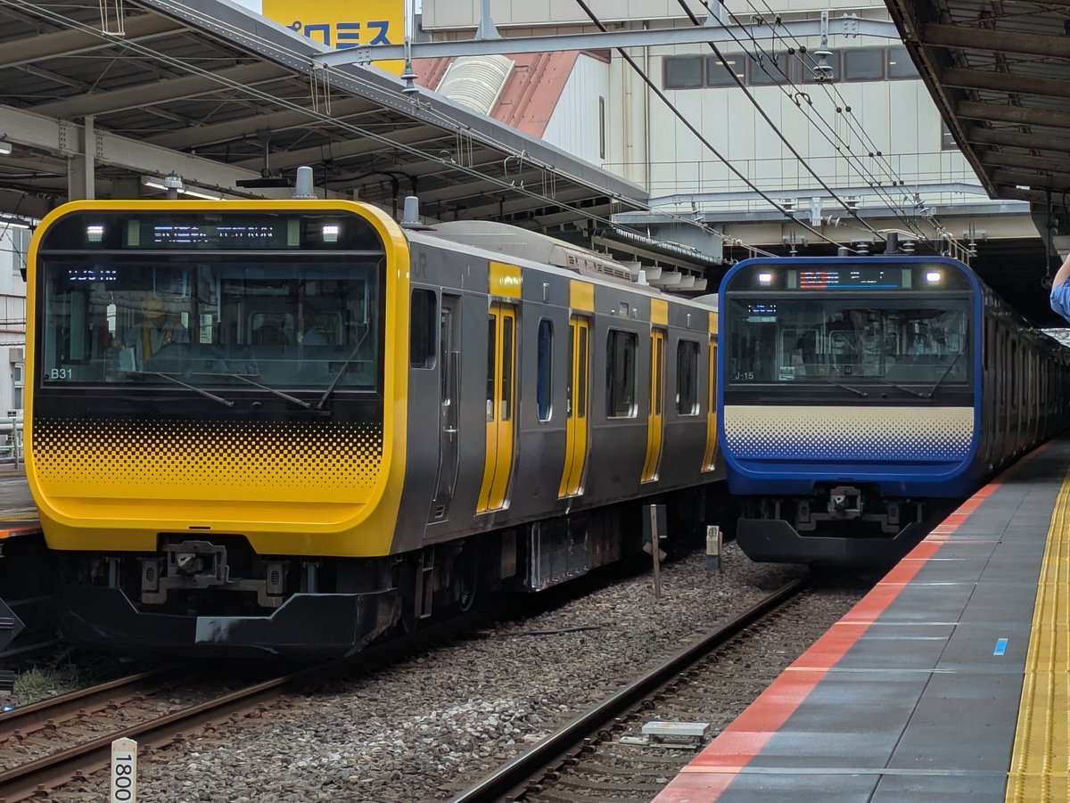 Maku1004_Mu's tweet photo. E235系
0番台と1000番台並んだ
しかもちょうど両方クリアテール車 https://t.co/X3WtfosMQV