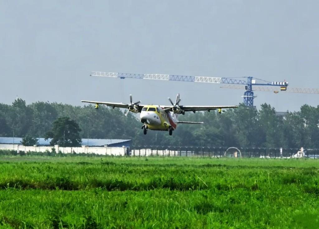 PDChinese's tweet photo. 【中國首架綜合航測飛機首飛成功】中國航空工業集團消息，中國首架大氣環境綜合探測固定翼飛機平台“運12F大氣綜合航測飛機”近日在黑龍江哈爾濱平房機場首飛成功。據悉，該型機以運12F飛機為載機，圍繞大氣顆粒物、氣態污染物、溫室氣體及雲水物理化學等多污染物高靈敏立體探測需求，完成了60余項任務設備的整機大規模集成加改裝工作，具備多污染物、溫室氣體與雲水探測的集成航測能力。該機的成功研製，將為中國區域大氣污染監測提供重要的垂直探測手段。

運12F飛機是中國企業研製的8噸級通用/支線渦槳飛機，具備較突出的商載及空間優勢。同時，該型機也是目前唯一同時取得中國民用航空局、美國聯邦航空管理局和歐洲航空安全局型號合格證的中國國產民機型號。