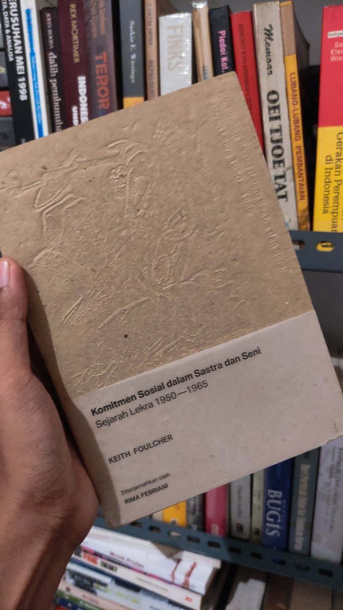 senogp's tweet photo. Novel sejarah hanya pintu masuk. Ingat pintu masuk, bukan untuk memahami apa yang sebenarnya terjadi.

Ambil contoh banyak novel sejarah yang membahas peristiwa 1965, namun tidak menjelaskan mengapa peristiwa itu bisa terjadi. Bahkan beberapa novel sejarah melegitimasi pembantaian 1965 atau mendemonisasi pendukung PKI/terduga PKI. 

Sastra juga film (yang sedang hangat di timeline) bisa menjadi alat legitimasi penguasa atas tindakan brutalnya. 

Sekali lagi, baca juga non fiksi/sumber2 sejarah. Seperti buku di bawah.