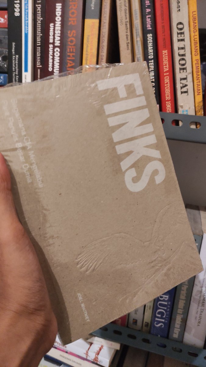 senogp's tweet photo. Novel sejarah hanya pintu masuk. Ingat pintu masuk, bukan untuk memahami apa yang sebenarnya terjadi.

Ambil contoh banyak novel sejarah yang membahas peristiwa 1965, namun tidak menjelaskan mengapa peristiwa itu bisa terjadi. Bahkan beberapa novel sejarah melegitimasi pembantaian 1965 atau mendemonisasi pendukung PKI/terduga PKI. 

Sastra juga film (yang sedang hangat di timeline) bisa menjadi alat legitimasi penguasa atas tindakan brutalnya. 

Sekali lagi, baca juga non fiksi/sumber2 sejarah. Seperti buku di bawah.