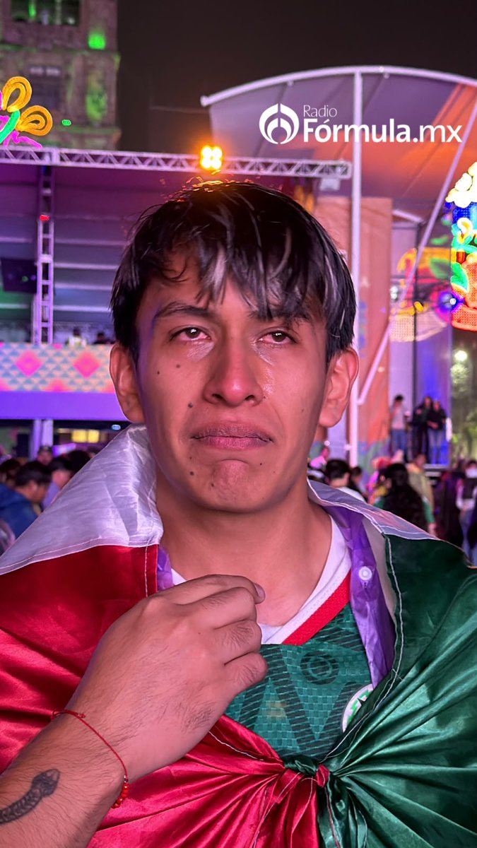 Radio_Formula's tweet photo. 😭🇲🇽 ¡ESTE AFICIONADO NOS REPRESENTA A TODOS!

Esas lágrimas, ese dolor y ese sentimiento de quedarnos tan cerca de llegar más lejos en este Mundial… nos pega a todos los mexicanos. 💔⚽

Porque no solo perdimos un partido: se nos fue una ilusión que nos hizo creer, gritar, abrazarnos y soñar con que esta vez sí podía ser diferente. ❤️🤍💚