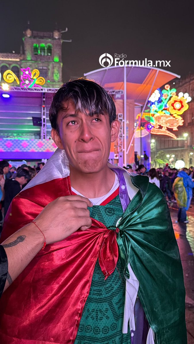 Radio_Formula's tweet photo. 😭🇲🇽 ¡ESTE AFICIONADO NOS REPRESENTA A TODOS!

Esas lágrimas, ese dolor y ese sentimiento de quedarnos tan cerca de llegar más lejos en este Mundial… nos pega a todos los mexicanos. 💔⚽

Porque no solo perdimos un partido: se nos fue una ilusión que nos hizo creer, gritar, abrazarnos y soñar con que esta vez sí podía ser diferente. ❤️🤍💚
