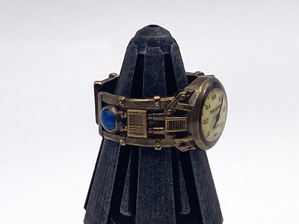 Steampunk_Foret's tweet photo. ✨NEW ITEM✨

〜圧力計イヤーカフ〜
蒸気機関の安定運転に欠かせない圧力管理。

機関士のために開発されたイヤーカフ型圧力感知装置です。

暗所では蓄光文字盤が淡く輝き、夜間作業を支えます。

#HMJ  にお持ちします。

※SF https://t.co/TYC8Ka4gnW