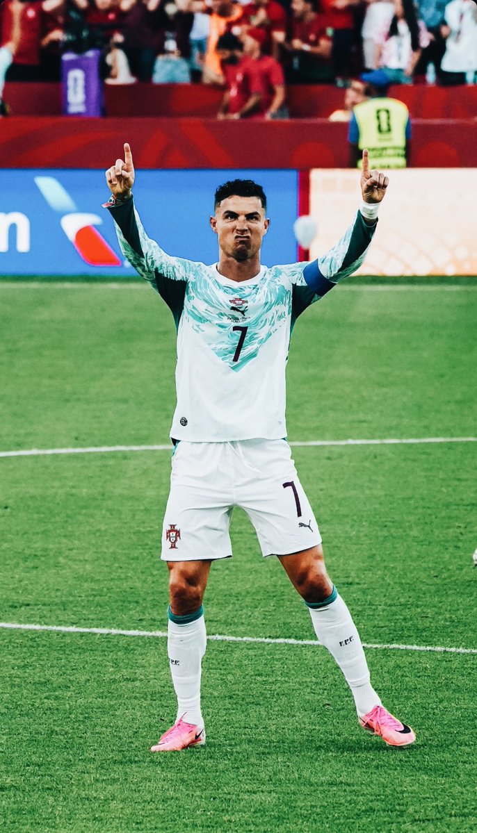 TimelineCR7's tweet photo. The greatest footballer of all time. https://t.co/AfoNRfhmXr