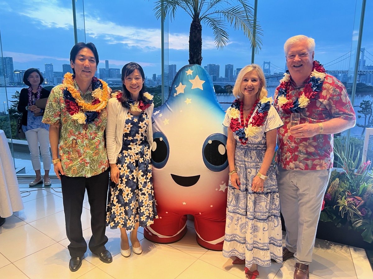 minoru_kiuchi's tweet photo. 7月４日（金）、ジョージ・E・グラス駐日米国大使及び同夫人主催「アロハ・アメリカ：250 年の卓越と革新独立記念日レセプション」に出席、ドレスコードが「アロハ・クリスプ」（トロピカルスタイル）ということで、アロハシャツを着て参加しました。

花火とドローンによるパフォーマンスが大変素晴らしく、感動しました。
日米両国の繁栄の一助となるよう取り組んでまいります。

#日米関係 #議員外交 #城内みのる #花火 #ドローン