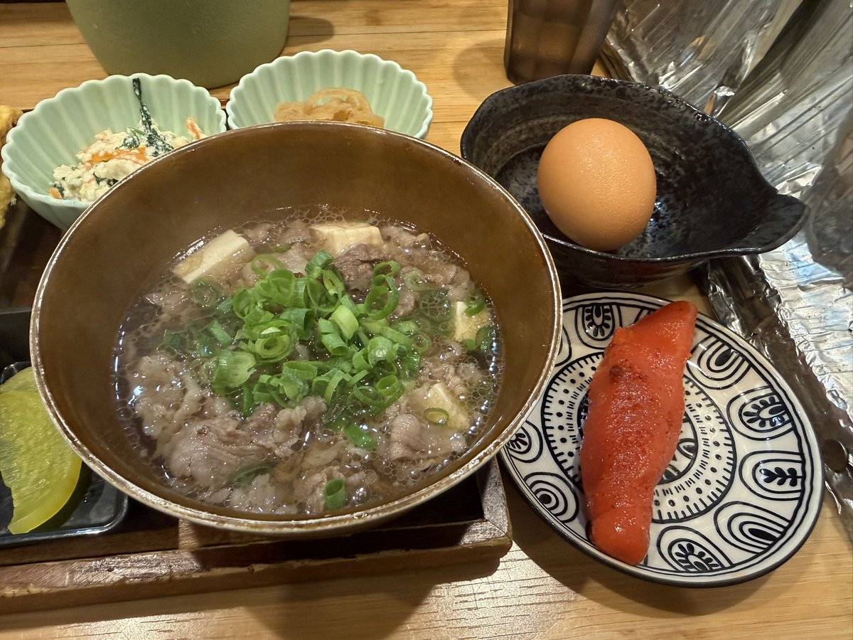 menkichigai's tweet photo. 卵かけめし肉すい専門やまや＠旭ヶ丘
『朝の定食』
金土日のAM6時30分からの朝営業が始まったとのことで早速。あれこれ追加注文したせいで朝メシらしからぬお支払いとなったが、定食だけなら1100円！これでハーフサイズという、バッチリ出汁の効いただし巻きがタマラン。朝から贅沢、いい食事だった。 https://t.co/pGStL4cifI