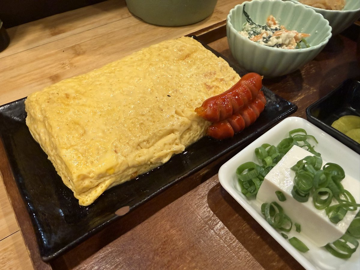 menkichigai's tweet photo. 卵かけめし肉すい専門やまや＠旭ヶ丘
『朝の定食』
金土日のAM6時30分からの朝営業が始まったとのことで早速。あれこれ追加注文したせいで朝メシらしからぬお支払いとなったが、定食だけなら1100円！これでハーフサイズという、バッチリ出汁の効いただし巻きがタマラン。朝から贅沢、いい食事だった。 https://t.co/pGStL4cifI
