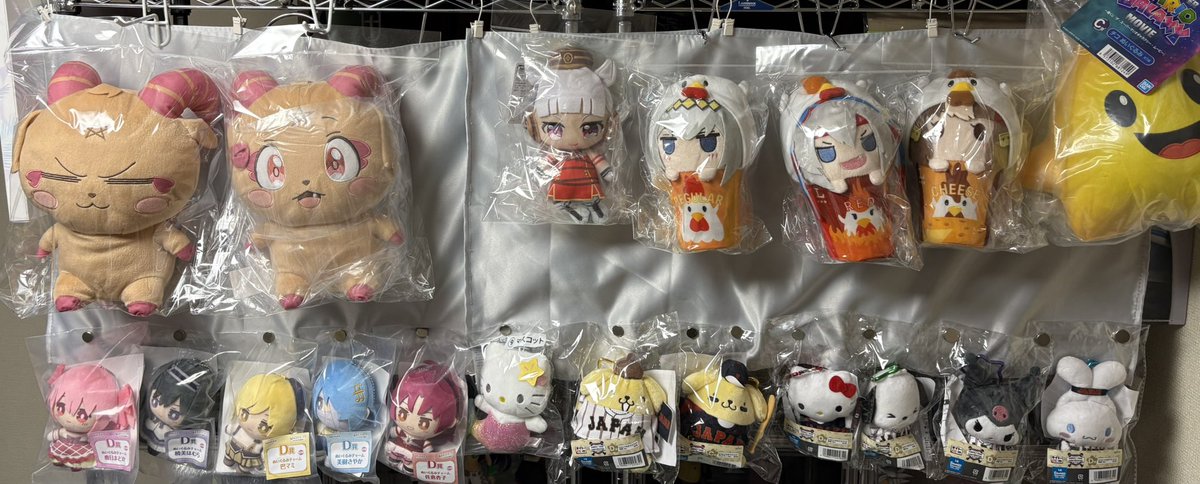 murapiro1's tweet photo. 以前はガンプラ飾ってた棚
断捨離して全部買取してもらい最近どハマり中のフィギュア飾ってます😊
ぬいぐるみは磁石で
皆さん空箱はどうしてるんだろう🤔

＃フィギュア https://t.co/iniJYHxMT9