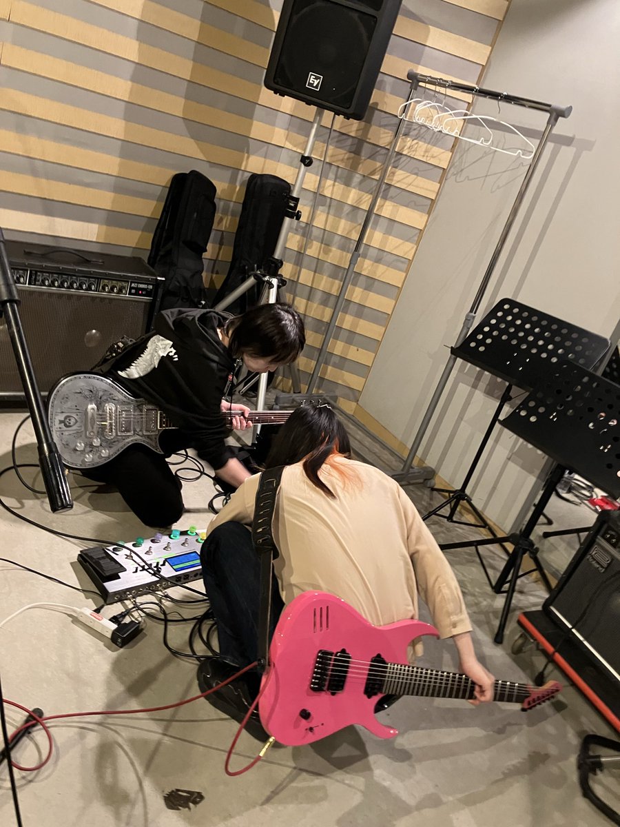 qua1cuno3's tweet photo. 昨日は7/11のライブ前最後の練習でした🥁
ついに今週久しぶりの地鳴女子会です❗️
たのしみ❗️
お待ちしてます❗️

ちなみに2枚目はみこるんのポーズかっこいいから盗撮した1枚📷 https://t.co/GOsCf135Ag
