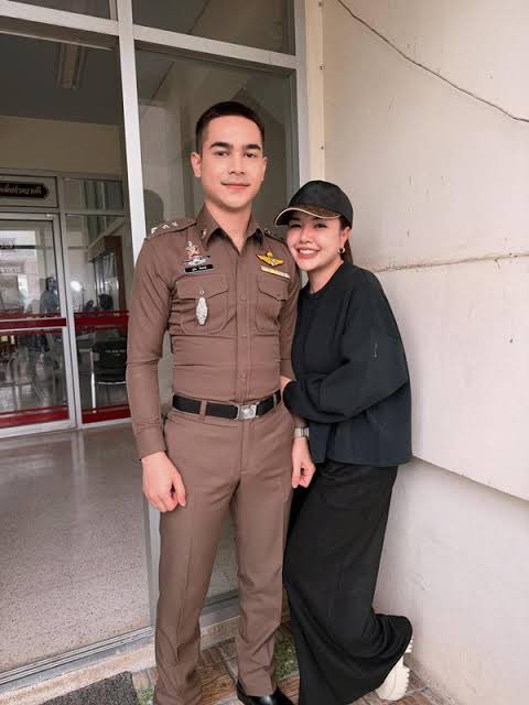 BeautyDiaryNews's tweet photo. เปิดประวัติ ยิว ฉัตรมงคล สมแก้ว
เมื่อก่อนยิวรับราชการเป็นตำรวจ 
และได้ผันตัวมาเป็นนายแบบ เล่นมิวสิควิดีโอให้ เจนนี่ ได้หมดถ้าสดชื่น 

     ทั้งสองได้แต่งงานและมีลูกๆที่น่ารัก 2 คน ยิวถือเป็นคนดังในโลกออนไลน์ ที่มีผู้ติดตามเกือบ 5 ล้านใน TT ไม่ว่าจะทำอะไรก็เป็นกระแสไปหมด https://t.co/Beo2kCWolp