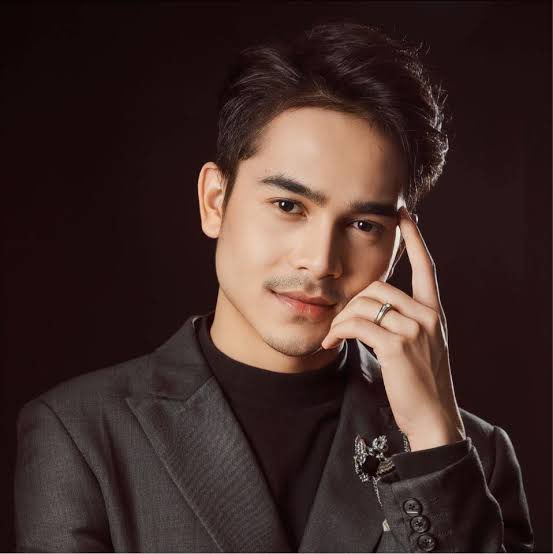 BeautyDiaryNews's tweet photo. เปิดประวัติ ยิว ฉัตรมงคล สมแก้ว
เมื่อก่อนยิวรับราชการเป็นตำรวจ 
และได้ผันตัวมาเป็นนายแบบ เล่นมิวสิควิดีโอให้ เจนนี่ ได้หมดถ้าสดชื่น 

     ทั้งสองได้แต่งงานและมีลูกๆที่น่ารัก 2 คน ยิวถือเป็นคนดังในโลกออนไลน์ ที่มีผู้ติดตามเกือบ 5 ล้านใน TT ไม่ว่าจะทำอะไรก็เป็นกระแสไปหมด https://t.co/Beo2kCWolp