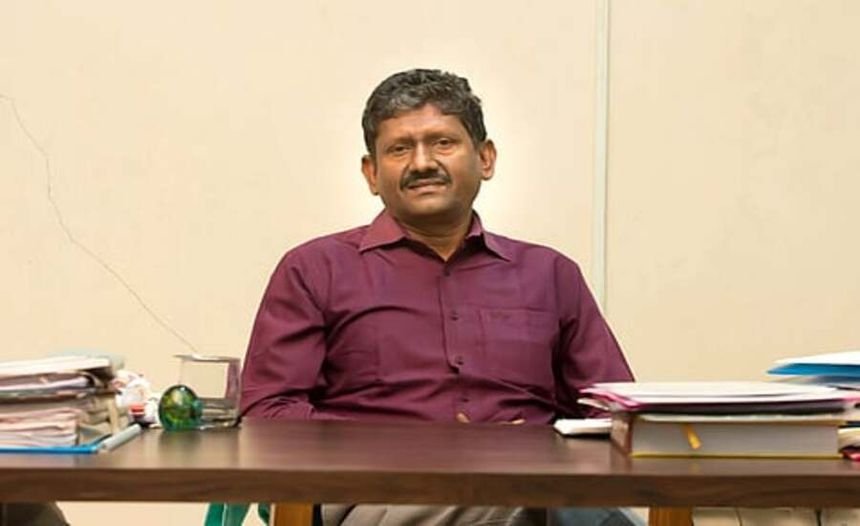 NaukarshahiGems's tweet photo. IAS officer whose office Door said "Reject bribes, Hold your head high"

> Bro is IAS Thiru U Sagayam
> Transferred 26 times in 30 years career
> First IAS officer to declare his assets publicly on district website 
> Exposed illegal granite mining scam worth 16000 crore when posted as Madurai district collector
> Closed 100's of illegal quarries, mines running by mining mafias 
> He said "There is a clear nexus between bureaucrats and the political executives. Without the support of bureaucrats, no mining mafia can function" 

Faced multiple threats for his life from mafias. He used to say, Integrity comes with a price, not everybody is ready to pay that price.