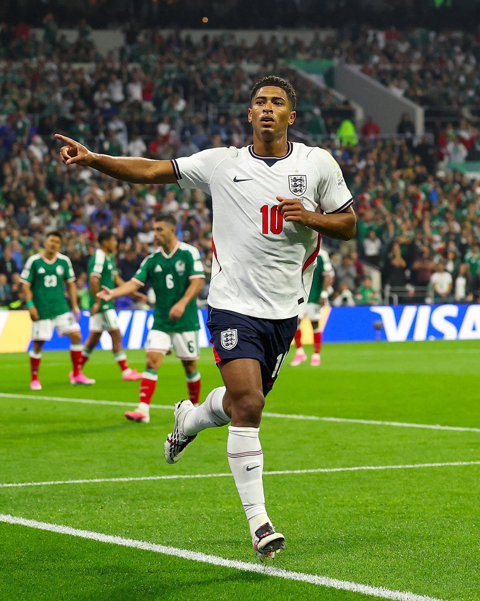 phsmpio's tweet photo. 🇲🇽 2-3 🏴󠁧󠁢󠁥󠁮󠁧󠁿

Inglaterra vence na Batalha de Azteca! Ótimo jogo de futebol entre os ingleses e os mexicanos. Inglaterra foi letal nas poucas vezes que chegou ao gol, em um jogo iluminado dos seus protagonistas: Harry Kane e Bellingham. https://t.co/LzPMOfoR5M