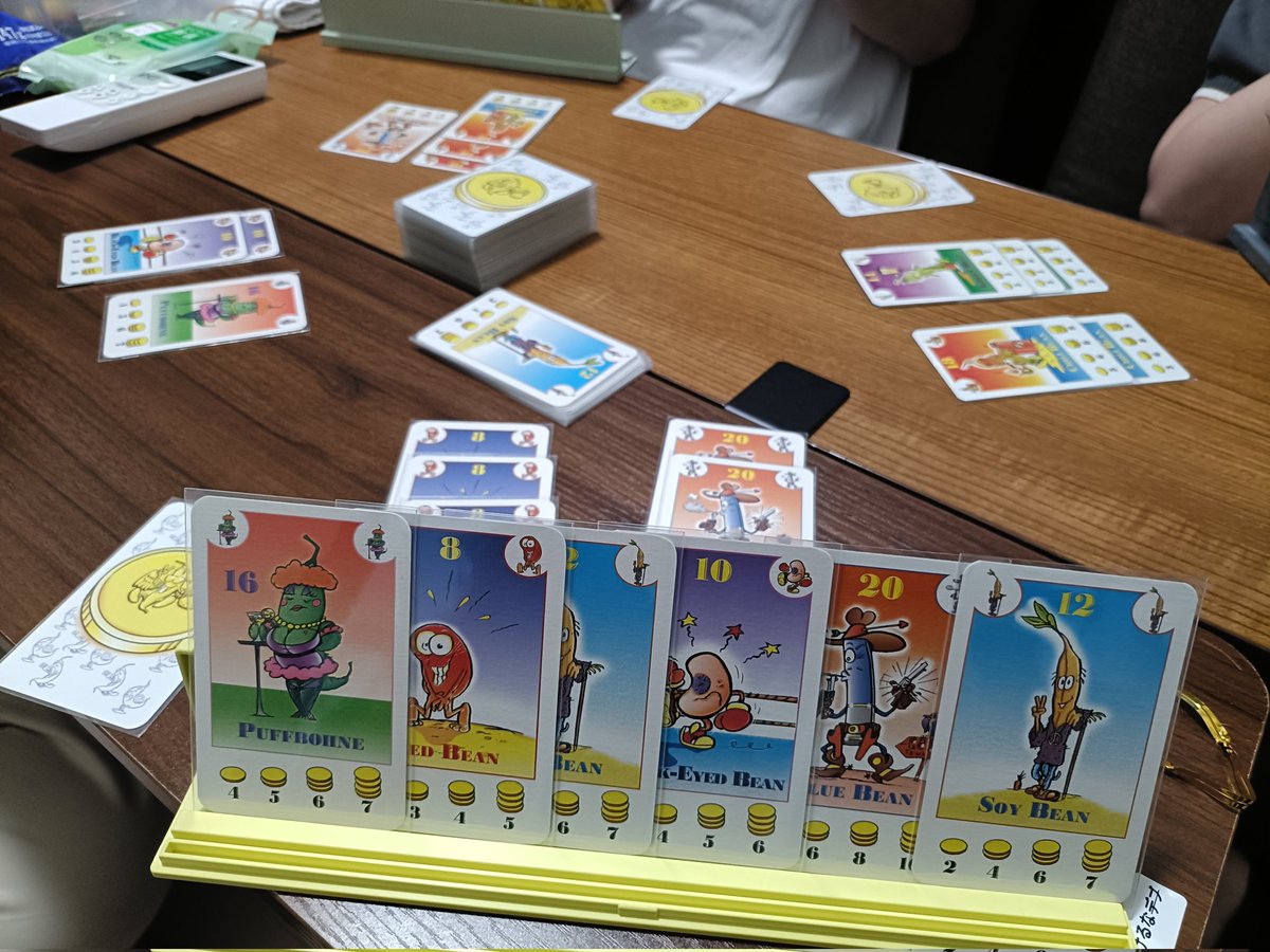 alice_mckee's tweet photo. ボドゲ合宿最終日
遊んだボドゲ一覧
・ぬすっとキャット
・蠱毒
・ミッドナイトカクテル
・ボーナンザ
・ファジョーリ
ボーナンザは僕が無茶苦茶な交渉をしかけにいきました笑
結果同率1位になれて良かった！
合宿最後を締めくくったファジョーリも安定の楽しさでした
#ボードゲーム
#ボドゲ
#ボドゲ会 https://t.co/oPjJxhwYuR