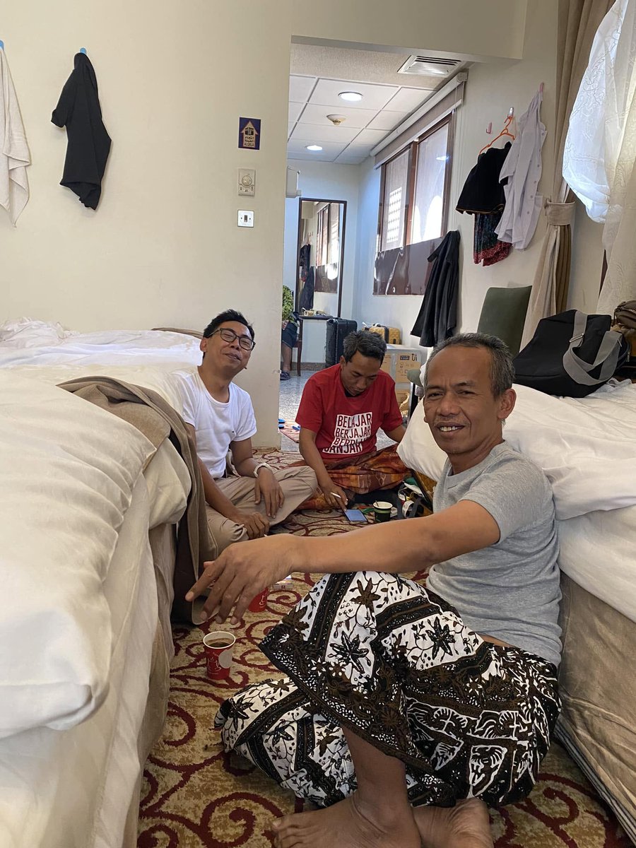 Stakof's tweet photo. Ini keliru.

Saya tahu dan cukup kenal siapa 'kiai sepuh' yang bertanya ke Gus Baha soal rokok di cerita yang dibawakan Gus Baha.

Cerita ini sering disampaikan Gus Baha di banyak tempat.

Jelas di sana maksud Gus Baha bukan untuk mengharamkan rokook , ataupun menghalalkan. Cerita itu sebenarnya komedi.

Jadi ada kiai sepuh yang 'tidak punya hiburan'.

Namanya kiai, dangdutan jelas gak boleh, minum alkohol jelas haram, bertindak aneh pun kena mura'ah.

Jadi 'kiai sepuh' ini nanya: apa hukumnya rokok? Rokok itu satu-satunya hiburan (makruh) yang bisa ia nikmati di dunia ini.

Komedinya: kalau Gus Baha bilang halal, 'kiai sepuh' ini tidak akan memberontak. Tapi kalau bilang haram, 'kiai sepuh' ini akan melawan.

Jadi pesan penting di cerita itu adalah 'komedi pemberontakan', bukannya mengharamkan atau menghalalkan rokok.

Oiya, di antara guru Gus Baha itu ada yang bernama Kiai Nawawi dan Gus Aminoto. Keduanya ini perokok berat.

Foto pertama ini adalah Kiai Nawawi dan Gus Aminoto. Foto kedua adalah saya yang ketika itu sedang gembel ke Madinah, dan dikasih kamar oleh Kiai Nawawi.

Foto ketiga adalah saya dan Lora Ismail Ascholy, dan tentu saja bersama dua guru Gus Baha yang saya sebut tadi (ada Kiai Toha Mahsun berbaju biru(

Coba lihat, di tengah forum alumni Al-Anwar saja, bahkan di pondok Al-Anwar Pusat (seberang nDalem Mbah Moen) keduanya pegang sebatang rokok.

Hhe~